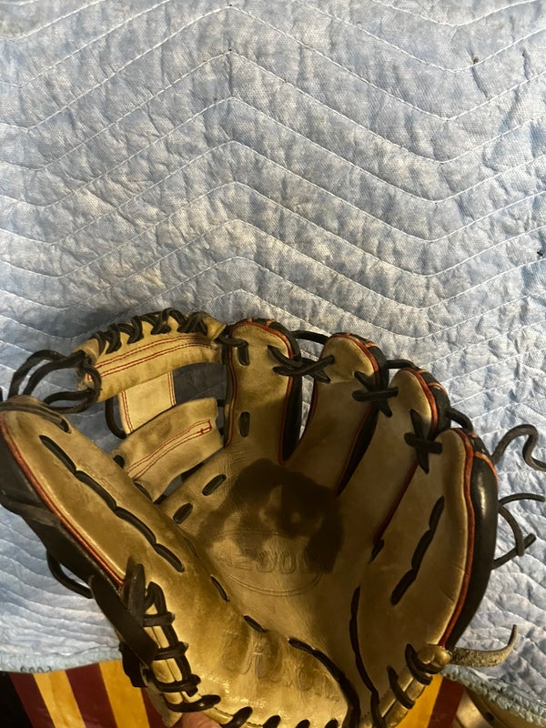 What Pros Wear: Vladimir Guerrero Jr.'s Wilson A2000 1614 First Base Mitt -  What Pros Wear