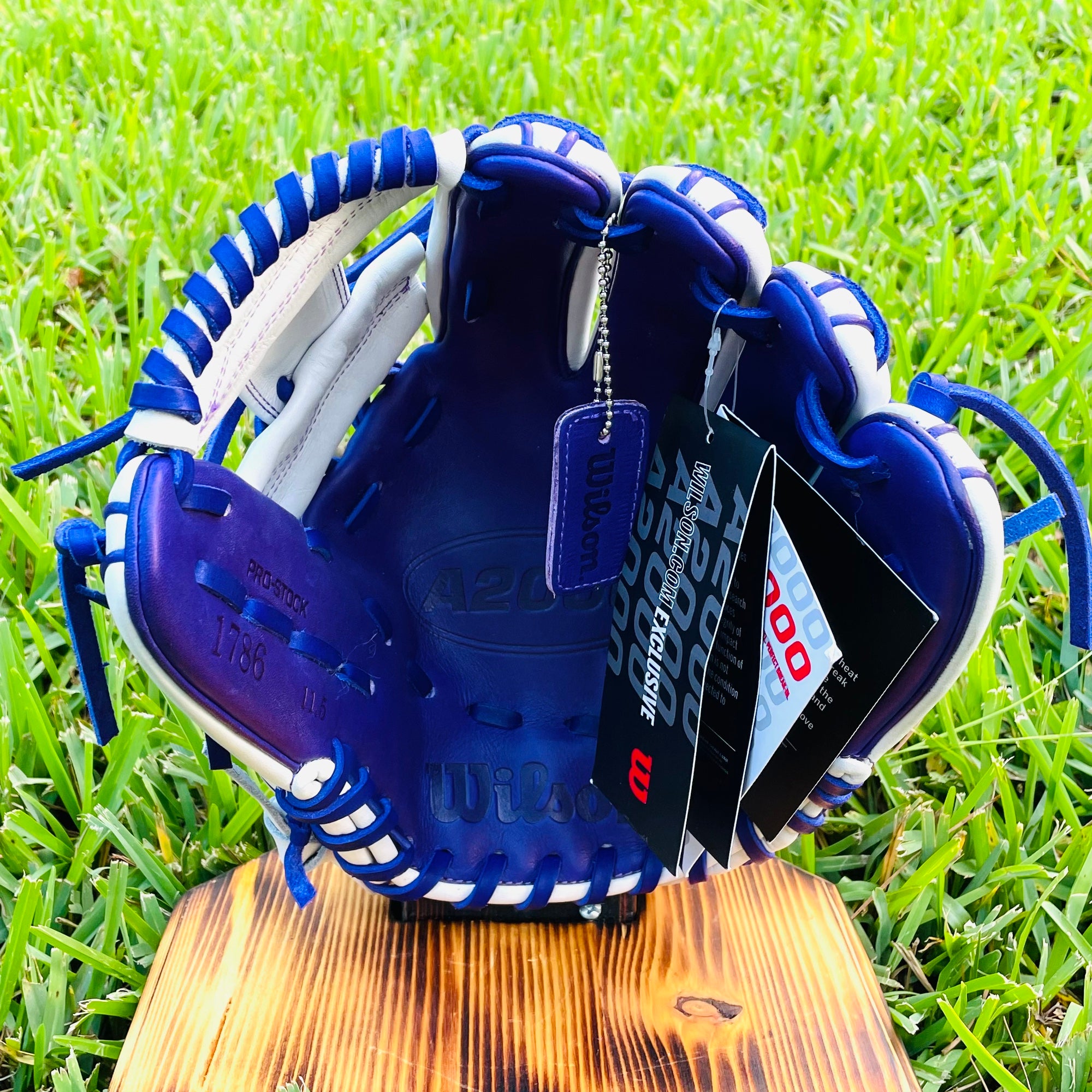 Review: Wilson A2000 1786 11.5 Custom Baseball Glove (WTA20CRB211786) 