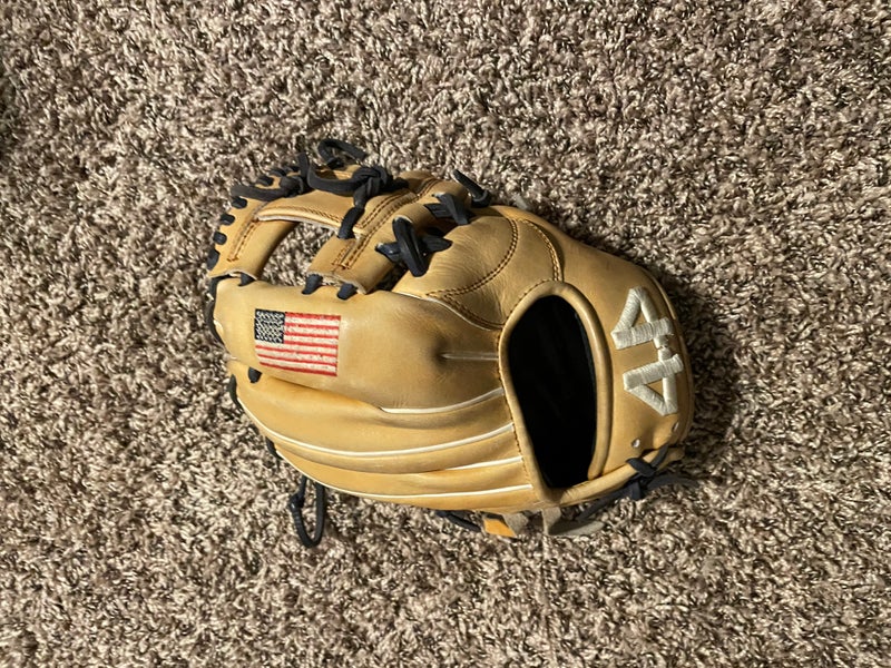 Used Right Hand Throw 11.25" Signiture Series Baseball Glove