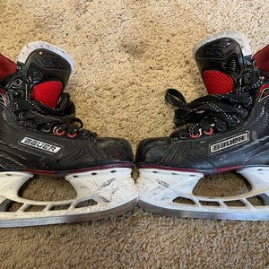 Used Bauer Regular Width Size 3 Vapor X700 Hockey Skates