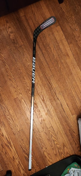New Senior Bauer Right Handed Vapor Hyperlite Hockey Stick P92