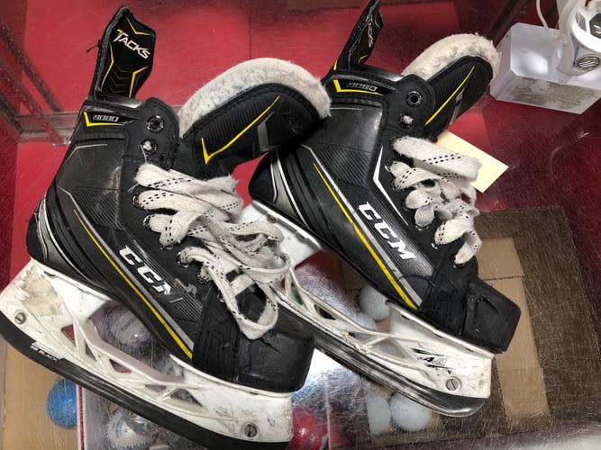 Used Junior CCM Tacks 9080 Hockey Skates D&R (Regular) 4.0