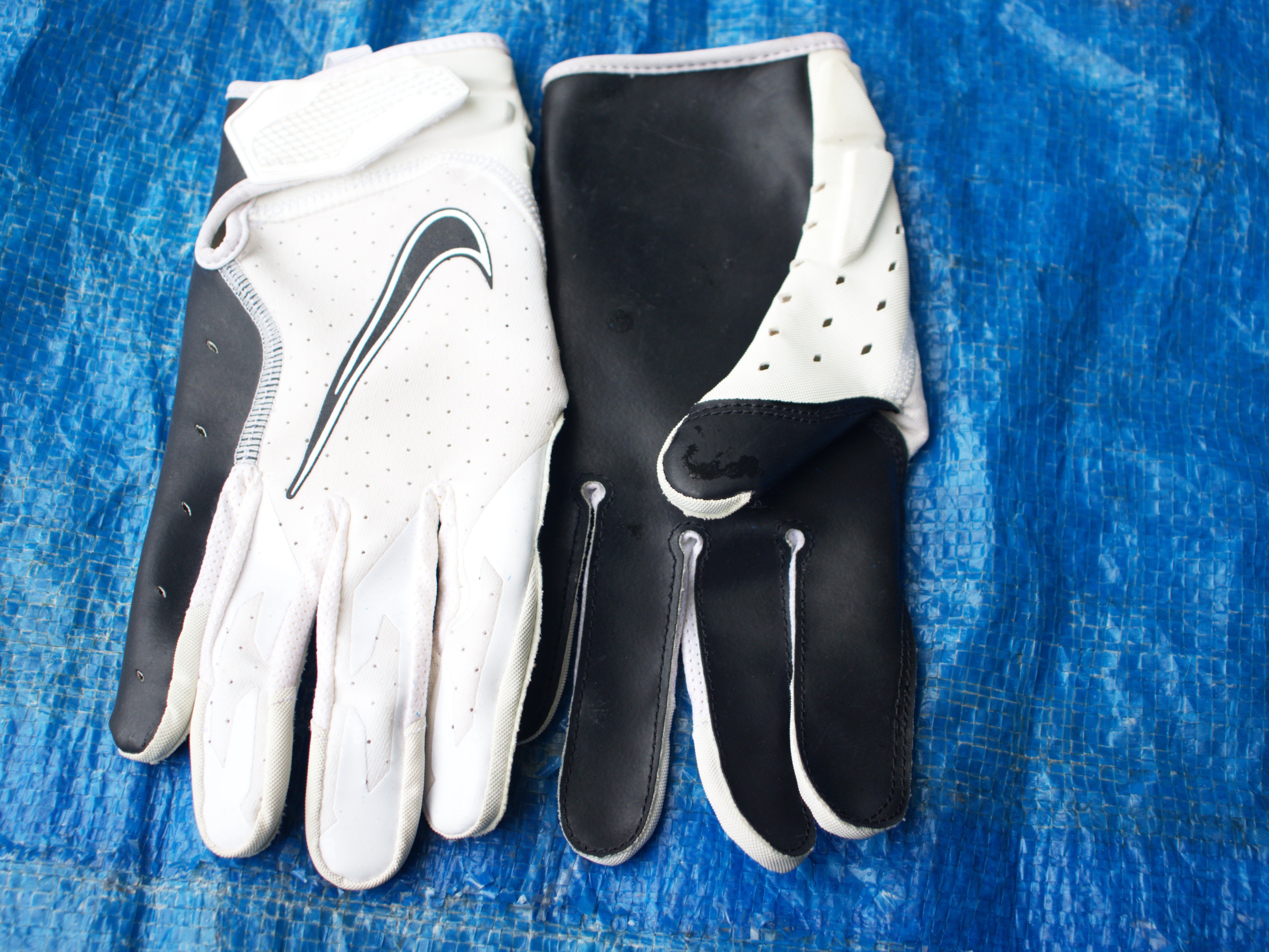 New Black & White Youth Large Cutters X40 Gloves