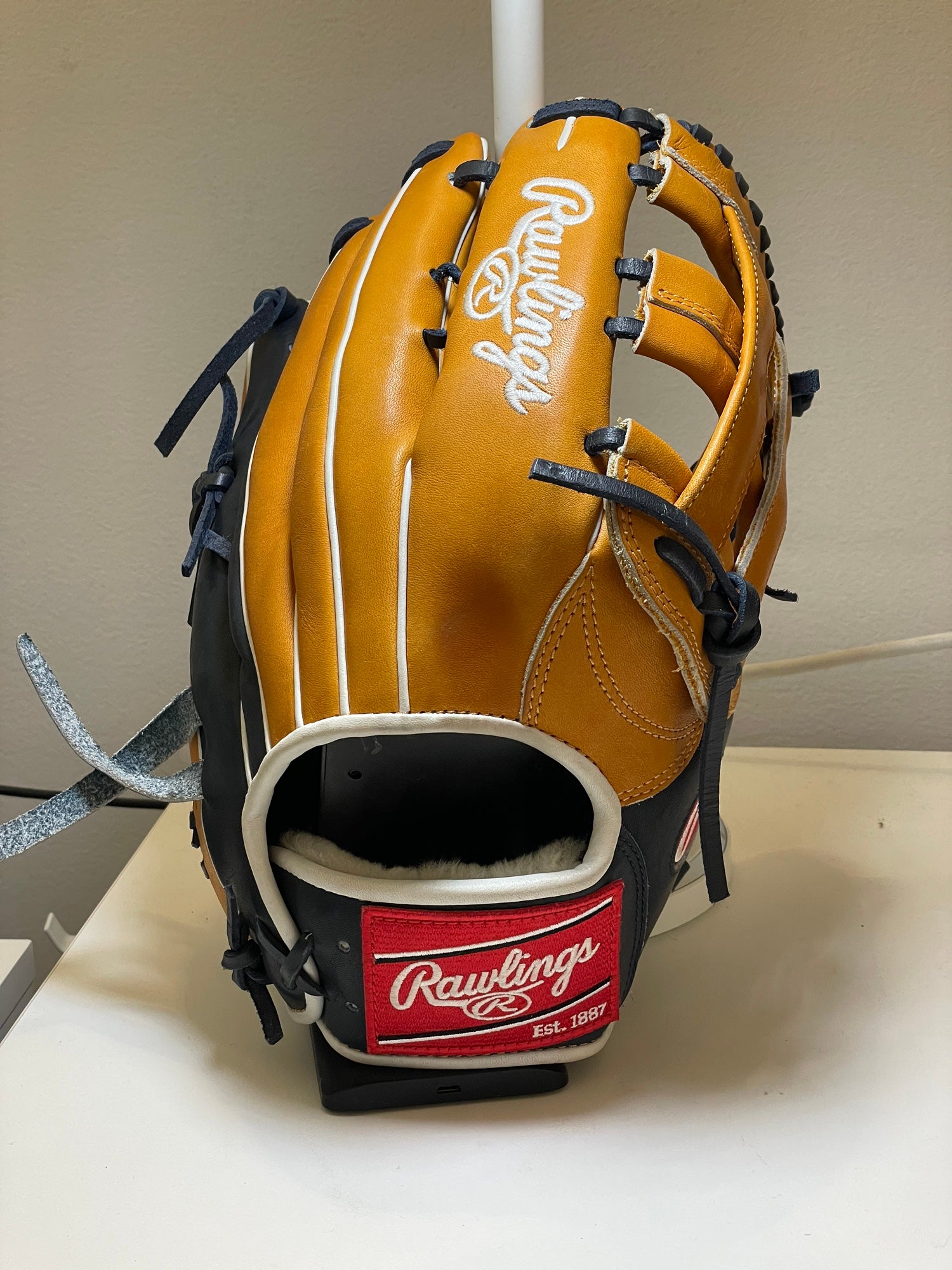What Pros Wear: Ronald Acuña Jr. Switches to Rawlings Glove after