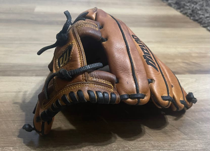 yoshino M Pro Mizuno Classic Baseball Glove | SidelineSwap | Buy and