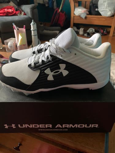 Mens Under Armour molded baseball cleats size 11.5