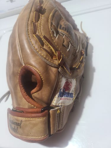 Used like new Right Hand Throw Nokona AMG-600- CW Softball Glove 13"
