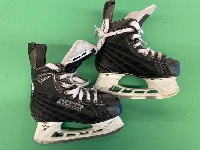 Used Junior Bauer Nexus 5000 Hockey Skates (Regular) - Size: 2.5
