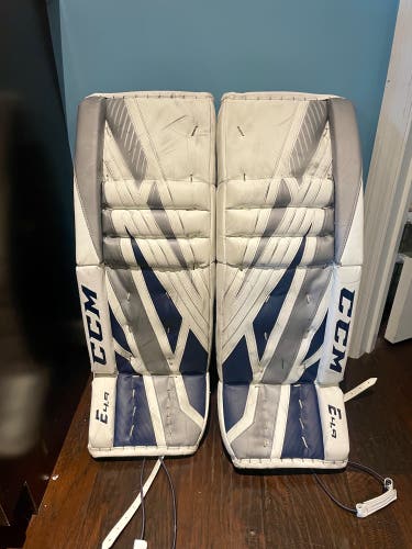 32" CCM Extreme Flex E4.9 32 +1 Intermediate Goalie Leg Pads