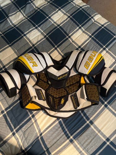Used Medium Bauer  Supreme 190 Shoulder Pads