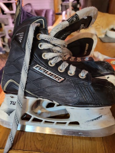 Youth 2 bauer ice skates