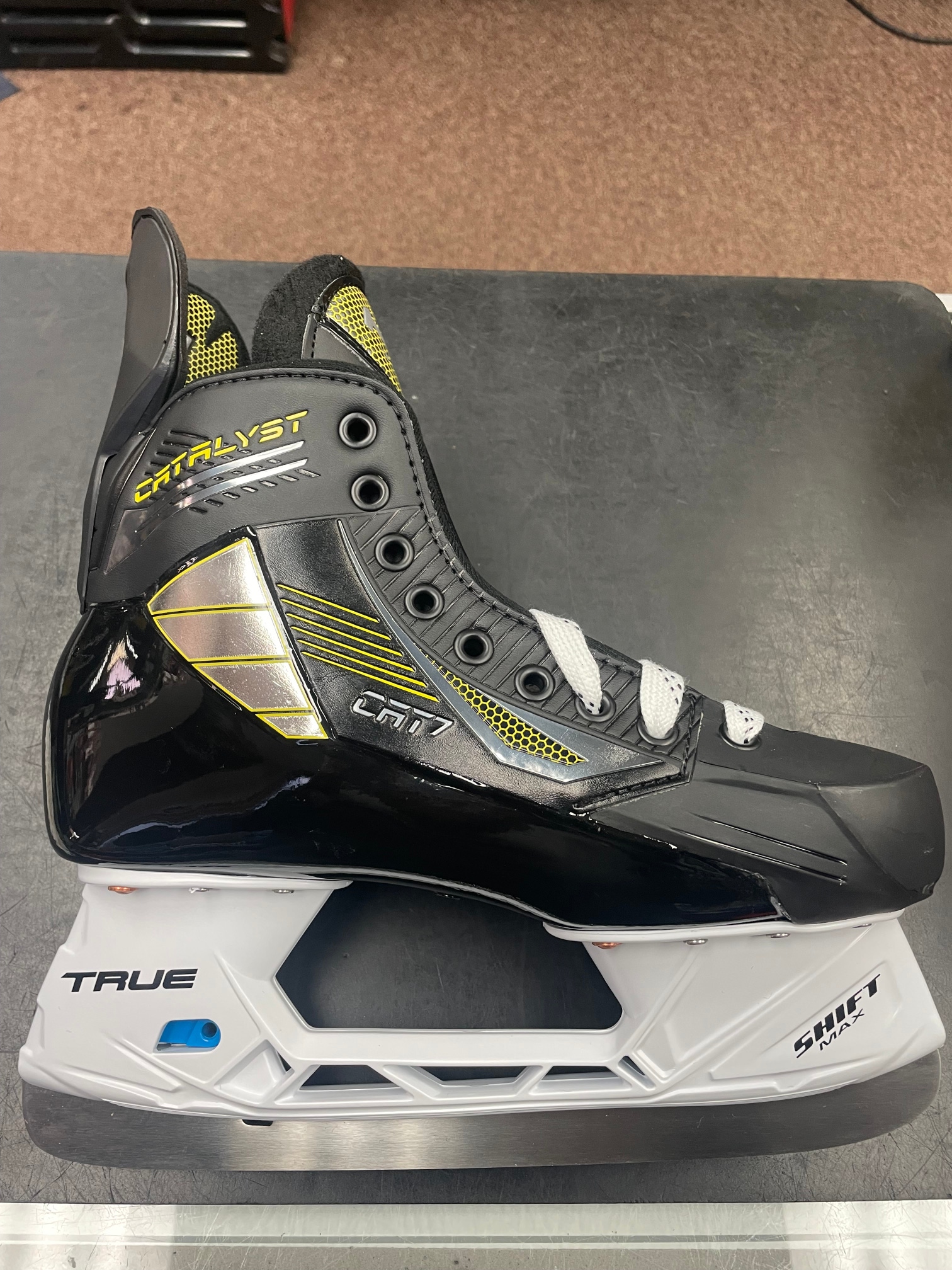 Senior New True Catalyst 7 Hockey Skates Regular Width Size 8.5