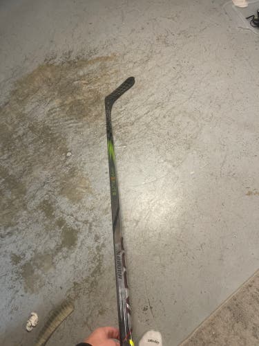 Bauer Vapor Hyperlite 2 77 Flex p28 Right Handed Senior Used no damage