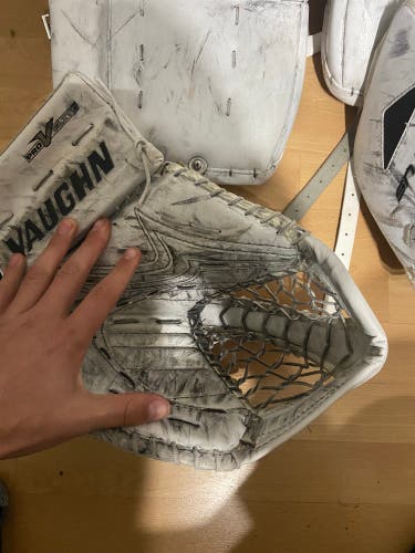 USED JUNIOR VAUGHN PRO V ELITE GOAL GLOVE