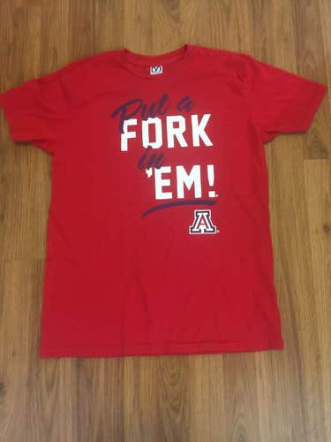 Arizona Wildcats NCAA SUPER AWESOME PUT A FORK IN 'EM Men's Size Small T Shirt!