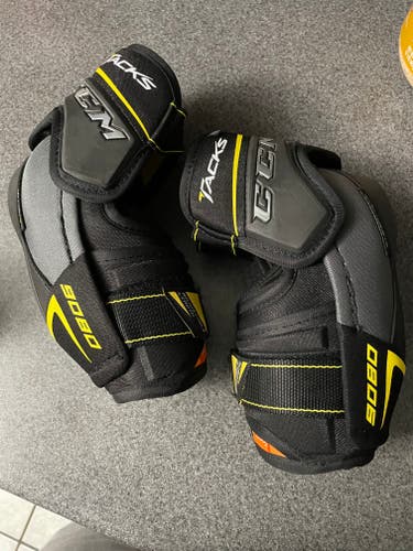 Used Medium CCM Tacks 9080 Elbow Pads