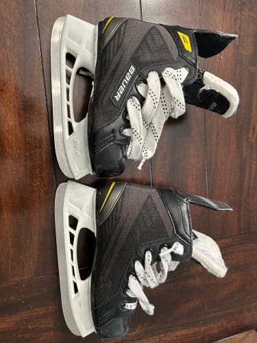 Used Bauer Regular Width Size 12 Supreme 140 Hockey Skates