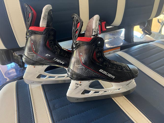 Used Bauer Regular Width Size 2 Vapor 3X Pro Hockey Skates