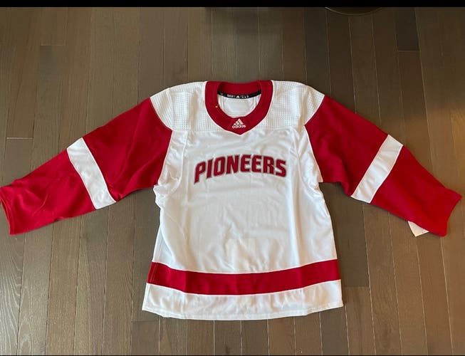 Adidas Sacred Heart University Hockey Jersey Pioneers NCAA sz 54 Made In Canada