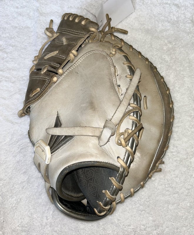 Baseball Bros on X: This custom catchers gear 😱  /  X