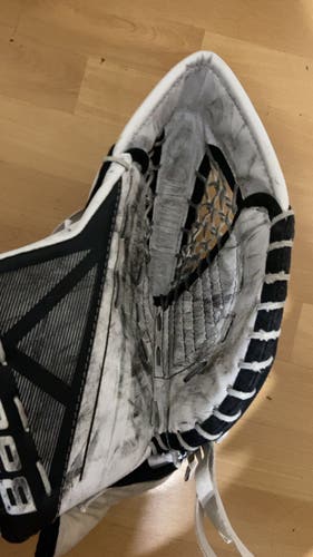 USED BAUER SUPREME S150 GOALIE GLOVE