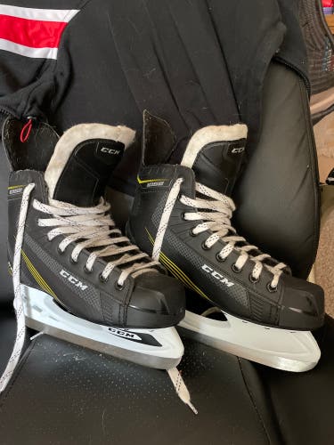 Used CCM Size 8 CCM 1052 Hockey Skates