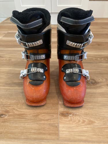 Used Junior Salomon T3 Ski Boots (US Size 5-5.5)