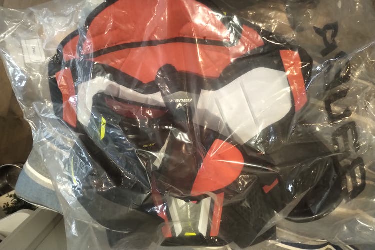 Senior New Medium Bauer Vapor Hyperlite Shoulder Pads