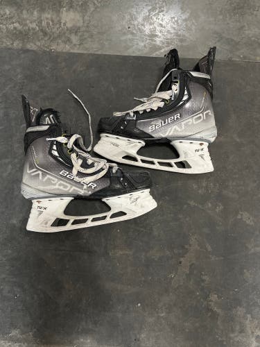 Intermediate Bauer Regular Width Size 6 Vapor Hyperlite Hockey Skates