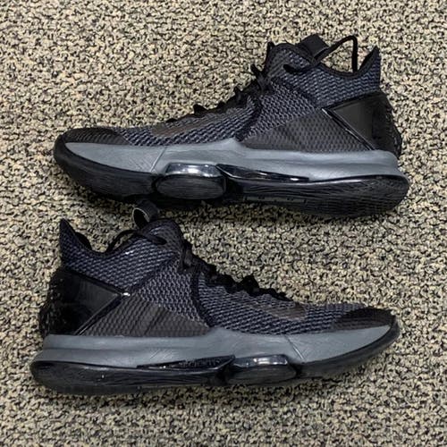 Used Men's 10.5 Nike Lebron's Basketball Shoes
