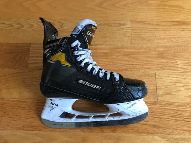 Junior Used Bauer Supreme 3S Pro Hockey Skates Regular Width Size 5.5