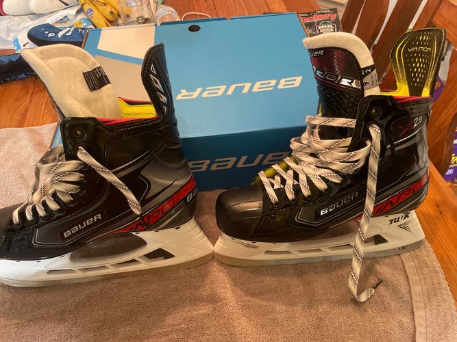 Senior Bauer  Size 9 Vapor X2.9 Hockey Skates