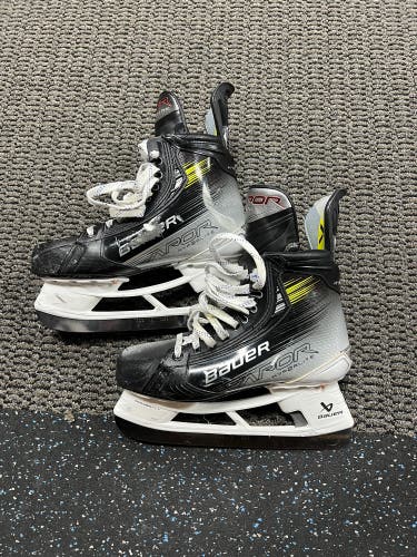 Used Bauer Extra Wide Width   Size 8 Vapor Hyperlite Hockey Skates