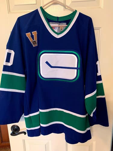 NHL Vancouver Canucks 2003/04 #10 Brad May Vintage Jersey
