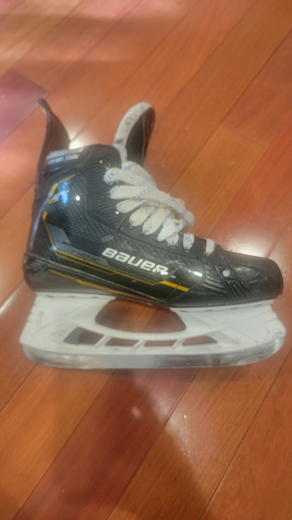 Senior Used Bauer Supreme Hockey Skates Regular Width Size 9.5