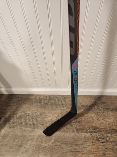 Used Senior Warrior Right Handed Covert QRE10 Hockey Stick W03