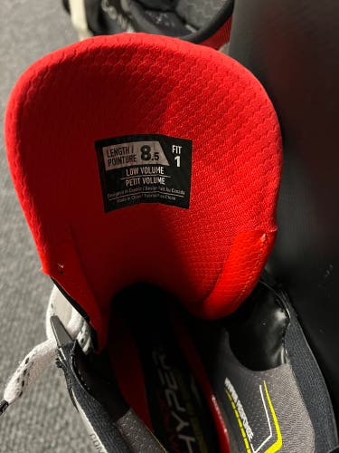 Used Bauer Regular Width Size 8.5 Vapor Hyperlite Hockey Skates