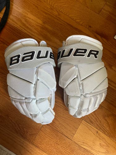 LA KINGS BAUER HYPERLITE GRUNDSTROM GLOVES 14 3rd Uniform