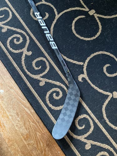 Senior Right Handed P28M Pro Stock Vapor Hyperlite Hockey Stick