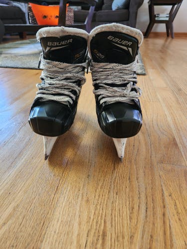 Junior Used Bauer Supreme S29 Hockey Goalie Skates Regular Width Size 4