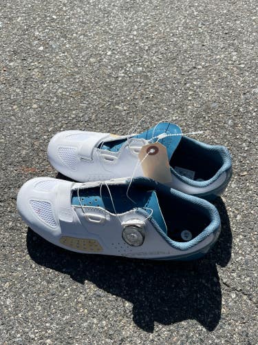 White Used Adult Women's Men's 11.0 (W 12.0) Louis Garneau Cycling Shoes