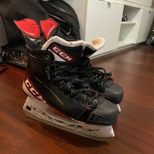 Intermediate Used CCM JetSpeed Shock Hockey Skates Regular Width Size 9.5