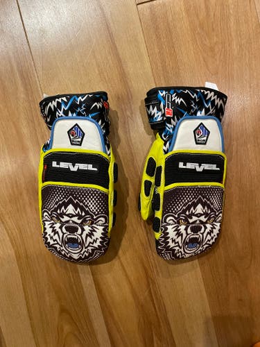 Level Worldcup CF Mittens Size 8.5