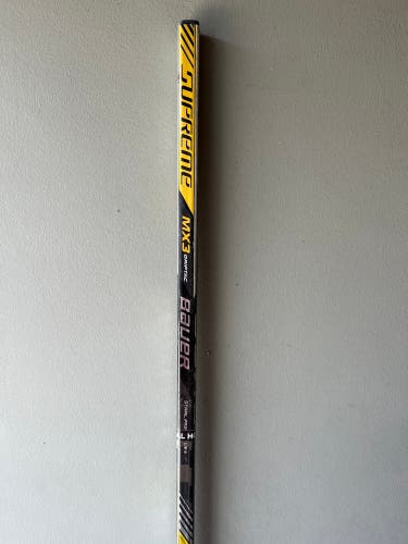 Bauer (2 Sticks) Supreme MX3 TotalOne Senior Right Handed Mid Pattern  Supreme MX3 Hockey Stick