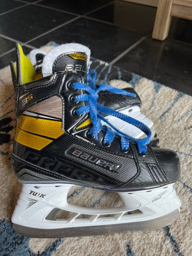 Junior Used Bauer Supreme 3S Hockey Skates Regular Width Size 1.5