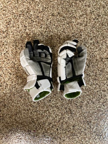 Large maverik used m5 gloves White