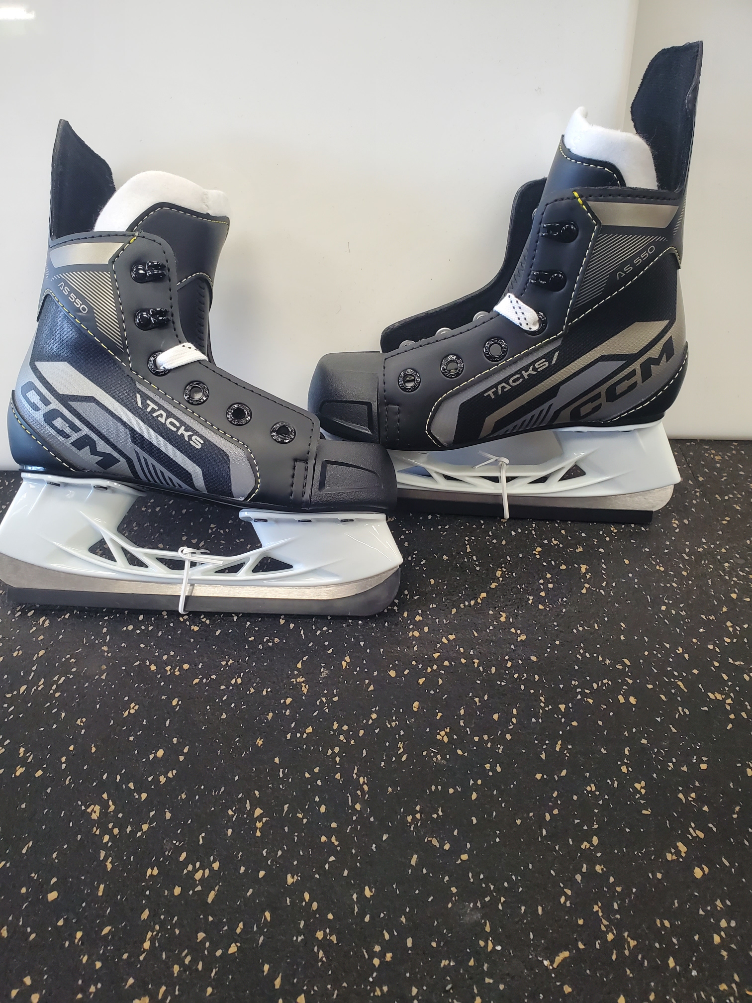 Youth New CCM Tacks AS-550 Hockey Skates Size 9