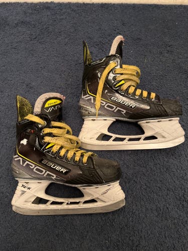 Junior Bauer Regular Width Size 2.5 Vapor 3X Hockey Skates