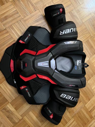New Medium Bauer  Vapor 3X Pro Shoulder Pads