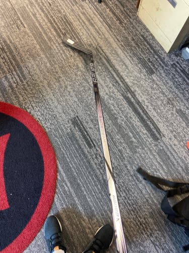 Senior Left Hand P28 Pro Stock Vapor Hyp2rlite Hockey Stick